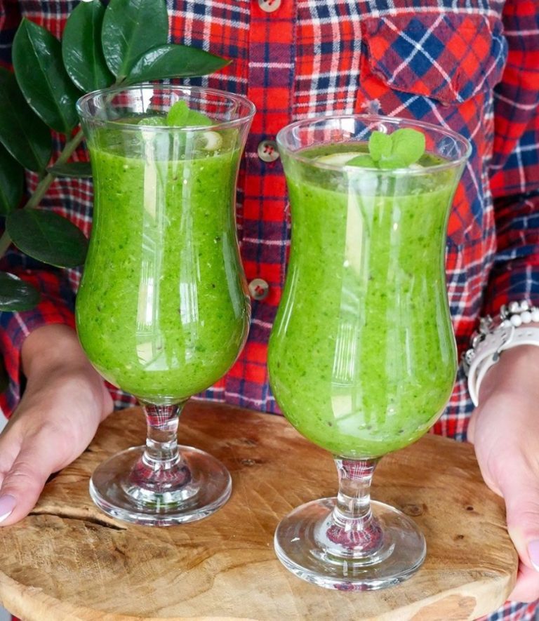 ZIELONY KOKTAJL ZE SZPINAKIEM – PRZEPIS