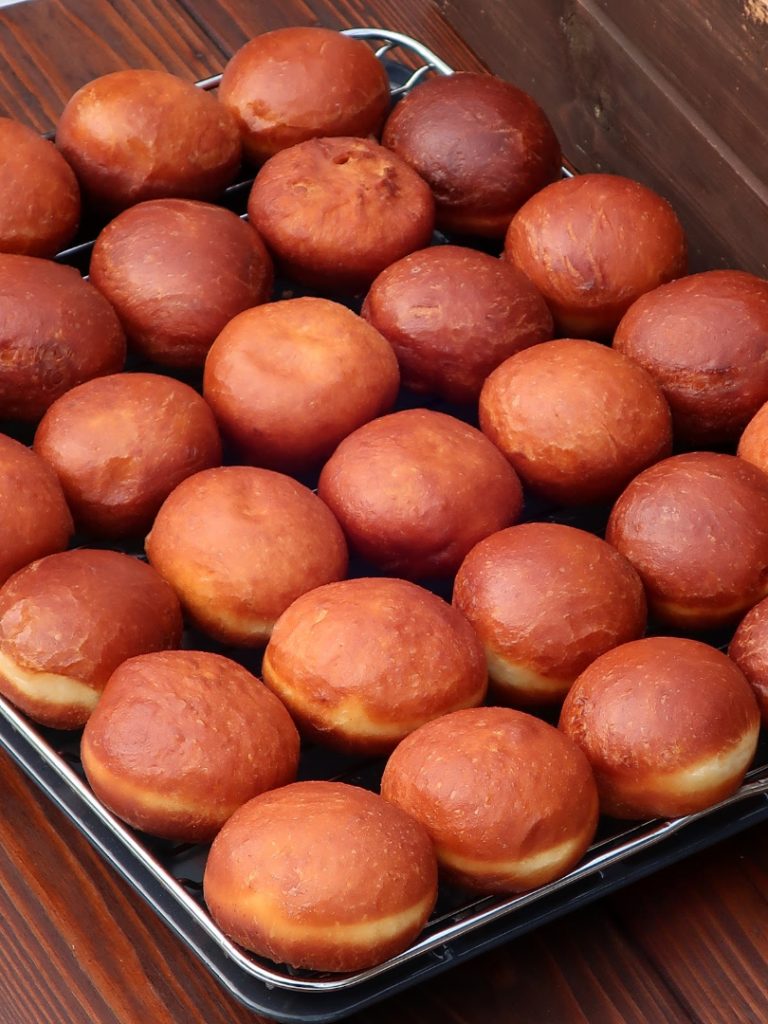 Prosty Przepis na Pączki Jak z Cukierni: Mięciutkie, Puszyste i Rewelacyjne! 🍩✨