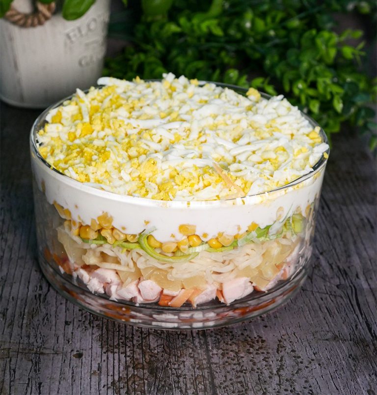 Sałatka Warstwowa z Jajkiem: Pyszna i Efektowna Propozycja na Każdą Okazję! 🥗✨