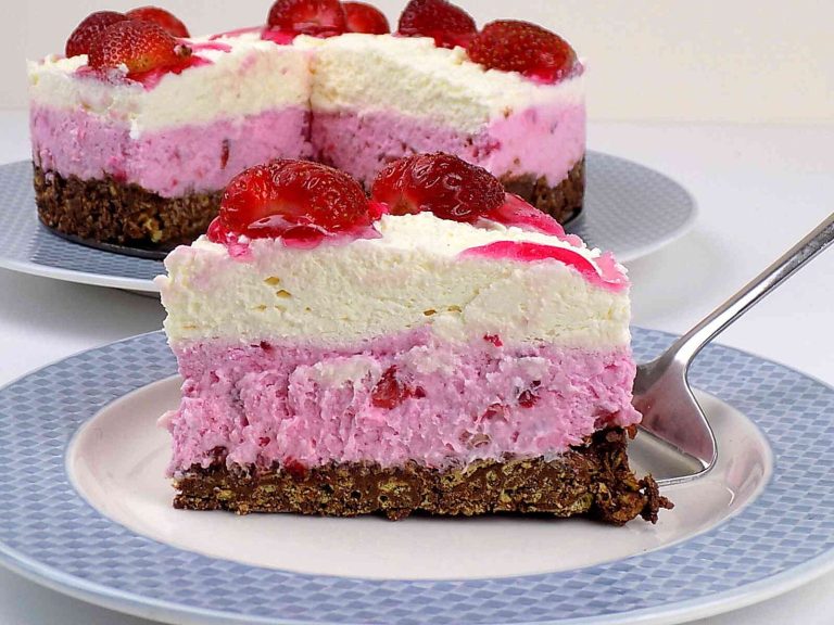 Ciasto malaga bez pieczenia z truskawkami