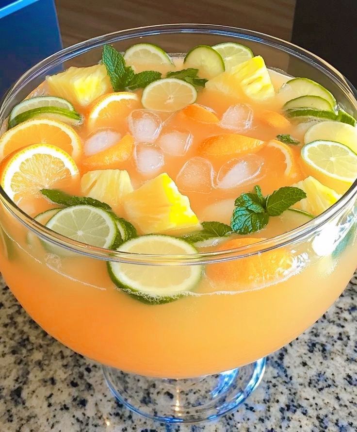 Letni tropikalny ananasowo-cytrynowy poncz