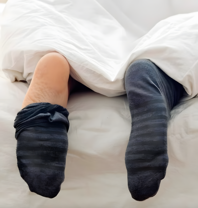 Spanie w skarpetkach: zły nawyk czy realna korzyść dla zdrowia?
