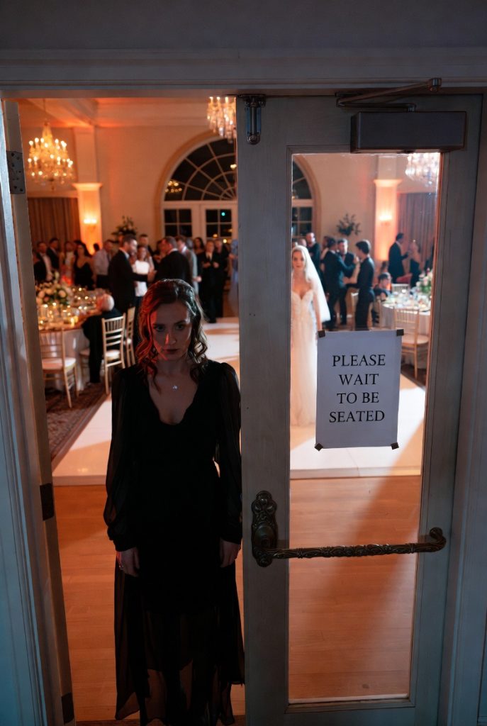 Na ślubie mojej siostry znalazłem swoje miejsce – na zewnątrz, obok koszy na śmieci. Uśmiechnęła się ironicznie: „Chyba się nie liczysz”. Wziąłem prezent, wstałem i wyszedłem bez słowa. Kilka minut później zbladła i krzyknęła.