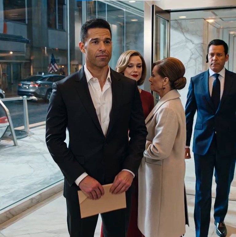 Moja siostra zablokowała wejście do mojego luksusowego hotelu, śmiejąc się, że nie stać mnie na wejście. Moja matka dołączyła do niej, szepcząc, że nie powinienem zawstydzać rodziny. Nie mieli pojęcia, że ​​cały budynek jest moją własnością – i wszystkim, co się w nim znajduje. Szef ochrony podszedł do drzwi. Ślepota rodziny drogo kosztuje.