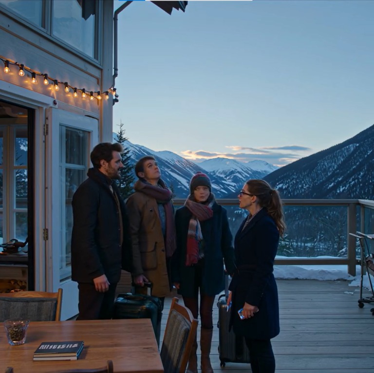 Zapomnieli zaprosić mnie na święta, więc kupiłem sobie górę. Kiedy pojawili się ze ślusarzem, żeby ukraść ją dla mojego brata, myśleli, że jestem sam. Nie mieli pojęcia, że ​​mam po swojej stronie prawnika, kamery i zastępcę… MIAŁEM PO STRONIE PRAWNIKA, KAMERY I ZASTĘPCĘ.