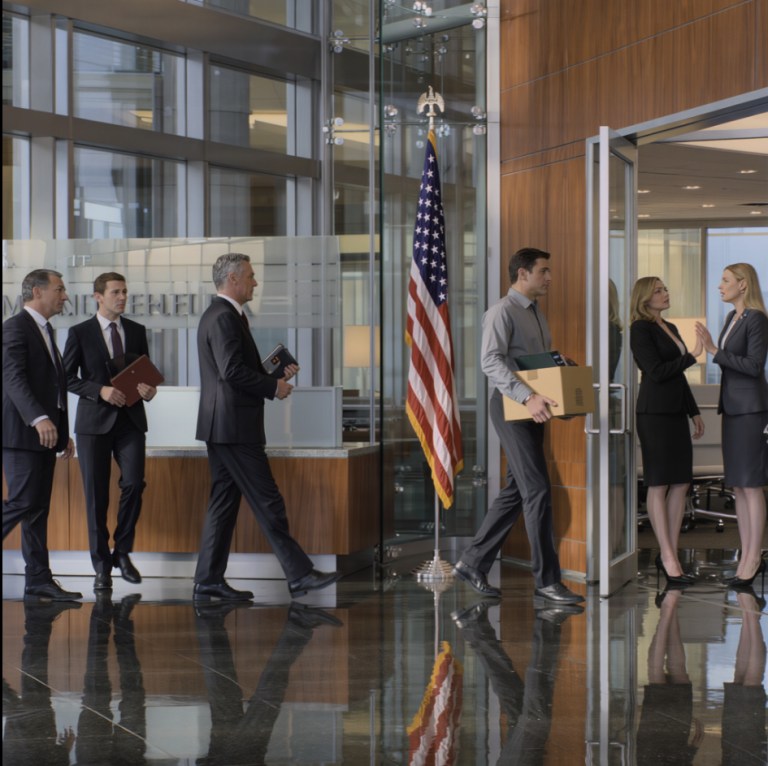 Nowy prezes zaplanował moje zwolnienie na godzinę 16:00. O 15:50 usłyszałem trzykrotne kliknięcie drukarki identyfikatorów bezpieczeństwa. Niespodziewani goście: inspektorzy z Departamentu Spraw Wewnętrznych. Kobieta o stalowosiwych włosach podeszła do mnie i zapytała: „Czy pan jest Charlesem Rodriguezem?”. W biurze zapadła grobowa cisza.