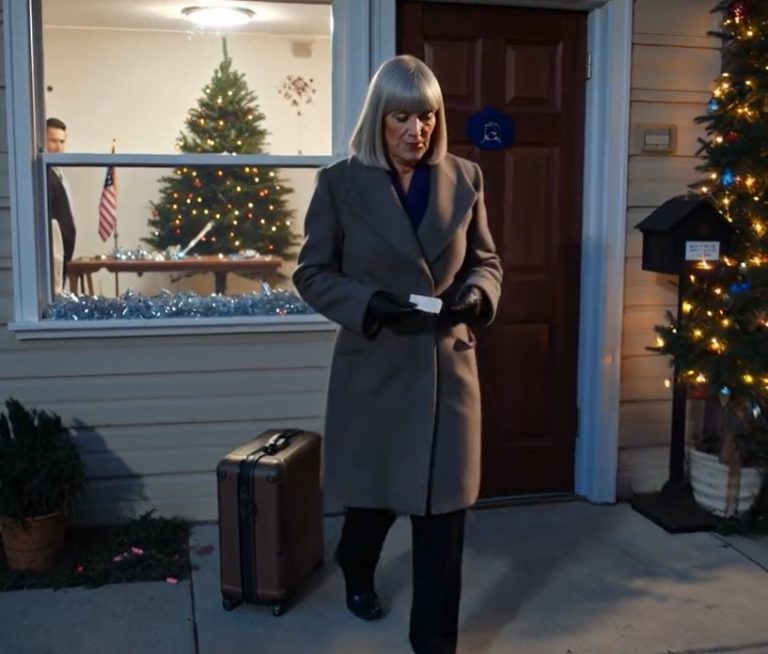 Mój syn obiecał: „Do zobaczenia na święta, mamo!”. Spakowałam walizki i czekałam godzinami na lotnisku. Kiedy dotarłam na miejsce, powiedział: „Moja żona nie spodziewała się gości na kolacji”. I drzwi zamknęły się z trudem.