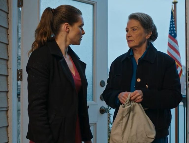 Mój mąż naciskał na rozwód i kazał mi odejść. Teściowa rzuciła we mnie podartą torbą i warknęła: „Zabieraj swoje rzeczy!”. Kiedy ją otworzyłam, nie mogłam uwierzyć w to, co zobaczyłam – dokumenty konta oszczędnościowego z 500 000 dolarów i akt własności domu z moim nazwiskiem.