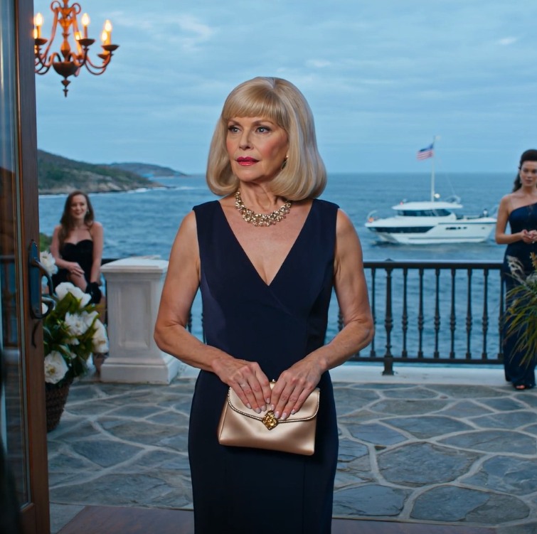 Posadzili mnie przy kuchni podczas ślubu mojego syna w Newport – po tym, jak po cichu załatwiłam ich prawie sześciocyfrowy „wymarzony miesiąc miodowy”… a potem zastał mnie samą i poprosił o jeszcze jeden numer, jakbym była tylko wygodnym sekretem