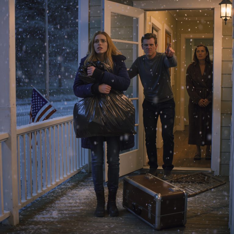 Moja babcia zostawiła mi w spadku swój górski domek za 1 360 000 dolarów, a ojciec, który kiedyś rzucił mnie na werandę z walizką, pochylił się z uśmiechem i powiedział: „Poradzimy sobie razem”, podczas gdy sędzia otworzyła ostatnie strony, a ja poczułem, że całe moje ciało zmarzło.