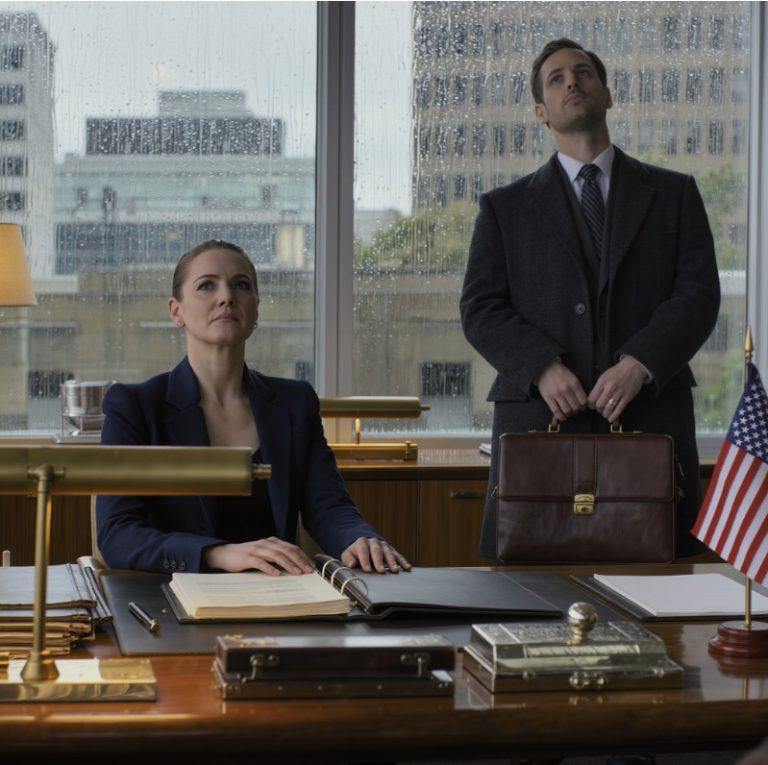 Żołnierz wraca z misji i odkrywa, że ​​jego córeczka samotnie opiekuje się młodszym bratem. Ich wierny pies stał się ich obrońcą, a macocha zniknęła dawno temu ze swoim kochankiem.