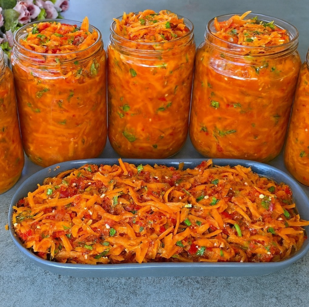 Nie trzeba go gotować. Każdy, kto go spróbuje, pyta o przepis. Nawet jeśli zrobisz 100 słoików, to i tak za mało. Niesamowicie pyszne!