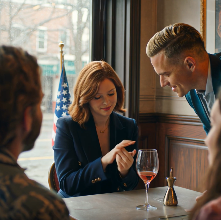 Podczas sobotniego lunchu mój narzeczony oznajmił: „Ślub odwołany. Już cię nie kocham” na tyle głośno, żeby wszyscy usłyszeli, więc uśmiechnęłam się i powiedziałam: „Dziękuję za szczerość”, po czym zdjęłam pierścionek, schowałam go do kieszeni i powiedziałam, że urządzam przyjęcie z okazji „ucieczki o włos” – a jego znajomi przestali się śmiać, gdy wyjaśniłam dlaczego.