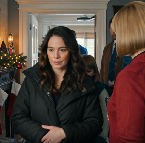 Podczas rodzinnego przyjęcia bożonarodzeniowego moi rodzice powiedzieli chłodno: „Prezenty dostają tylko grzeczne dzieci – twoje niegrzeczne dziecko może wyjść”, moja córka milczała, łzy płynęły jej po policzkach, a ja po prostu odpowiedziałam: „Rozumiem!”. Piętnaście minut później zapukał dostawca i zapytał: „Czy możesz potwierdzić odwołanie?”.