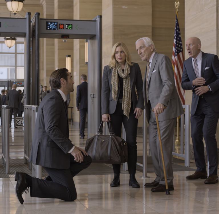 W drodze na rozprawę rozwodową pomogłam starszemu mężczyźnie wsiąść do autobusu. Podziękował mi, a potem dyskretnie zapytał, czy może mi towarzyszyć do sądu. Nie zwróciłam na niego uwagi, dopóki nie weszliśmy razem. Gdy tylko mój mąż go zobaczył, zbladł. I wtedy zdałam sobie sprawę, że mężczyzna, któremu właśnie pomogłam, nie był obcy…