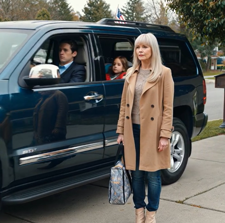 Trzymałam już płaszcz, gdy syn powiedział, że kolejka jest pełna. Miejsca były zajęte. Drzwi pozostały otwarte. Nikt nie zaprzeczył. Cofnęłam się cicho, stojąc sama… Uświadomiając sobie, jak celowo zostałam w tyle.