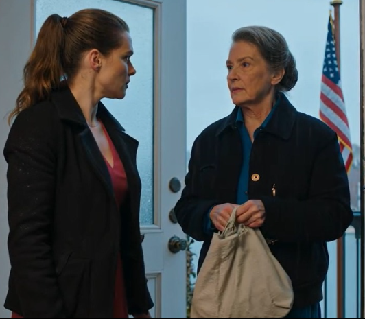 Mój mąż naciskał na rozwód i kazał mi odejść. Teściowa rzuciła we mnie podartą torbą i warknęła: „Zabieraj swoje rzeczy!”. Kiedy ją otworzyłam, nie mogłam uwierzyć w to, co zobaczyłam – dokumenty konta oszczędnościowego z 500 000 dolarów i akt własności domu z moim nazwiskiem.