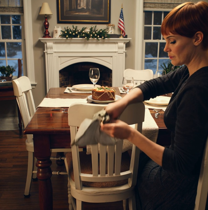 Moja siostra roześmiała się ze mnie przed całą rodziną i zapytała: „Jak to jest być bezużyteczną, siostro?” — więc spojrzałam jej prosto w oczy i powiedziałam: „Nigdy nie czułam się lepiej… odkąd przestałam pokrywać twoje miesięczne wydatki”.