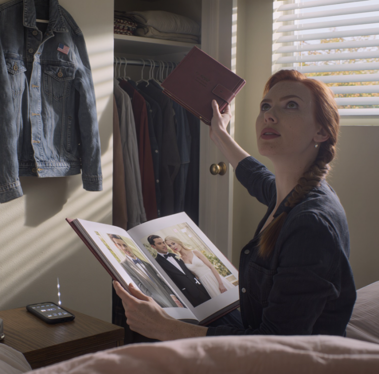 Odkryłam sekretny drugi album ślubny mojego męża… Szukałam aparatu w jego szafie, gdy znalazłam album ślubny, którego nigdy wcześniej nie widziałam. Ręce mi drżały, gdy go otwierałam: stał tam w smokingu, całując moją najlepszą przyjaciółkę w białej sukni ślubnej. Zamarłam, gdy usłyszałam, jak jego samochód wjeżdża na podjazd. Album wciąż trzymałam w dłoniach, a na twarzy wciąż miałam świeże łzy. Wślizgnęłam się za drzwi i czekałam.