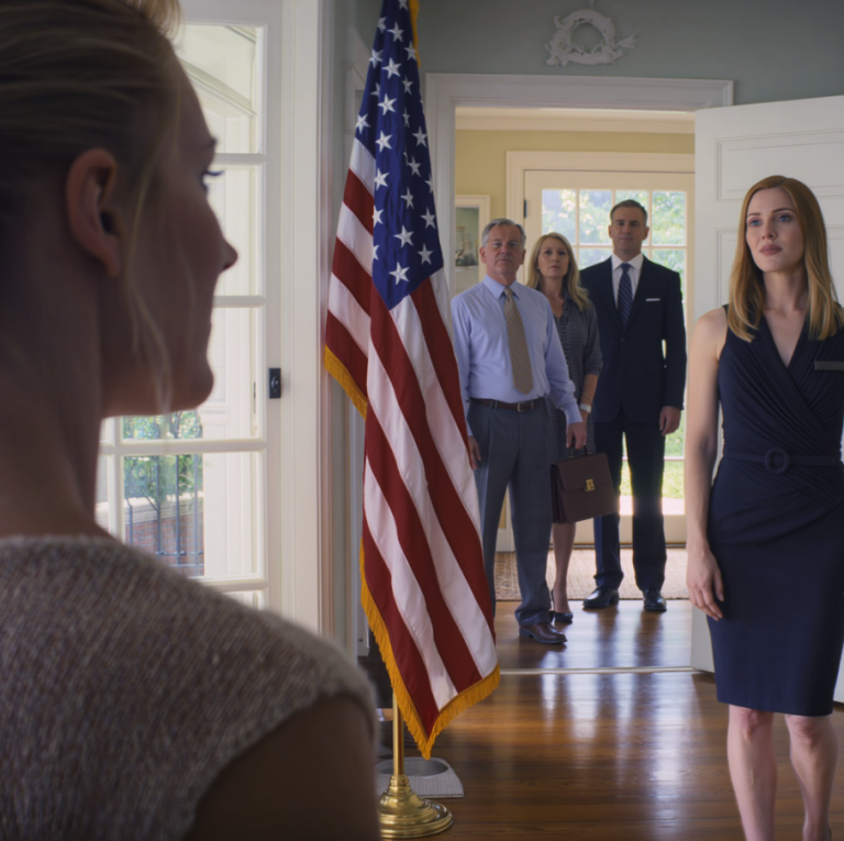 Na wystawnym weselu w Massachusetts nie wspomniałam nic o 17,3 milionach dolarów odziedziczonych po moich „nieżyjących” rodzicach – moja siostra szydziła, a jej bogaci teściowie traktowali mnie, jakbym była spłukana; ja po prostu kiwałam głową i przyjmowałam upokorzenie… aż do 5 dni później, kiedy zadzwonił dzwonek do drzwi, weszli moi rodzice z prawnikiem i notariuszem, otworzyli skórzaną teczkę, położyli na stole stos papierów… cały pokój zamarł, a ja… stanęłam nieruchomo, przełknęłam ślinę i udałam, że jestem po prostu nieszkodliwą młodszą siostrą druhną.