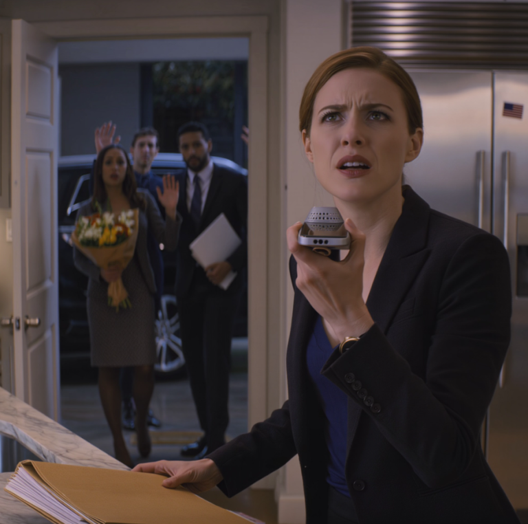 Macocha syknęła przez telefon: „Sprzedałam dom twojego ojca, żebyś nauczyła się rozpoznawać swoje miejsce, nowi właściciele wprowadzają się w przyszłym tygodniu”. Nie sprzeciwiłam się – po prostu wpatrywałam się w akta, które prawnik mojego zmarłego ojca wręczył mi właśnie na tym tajnym spotkaniu, a moje tętno zamarło. Powiedziałam cicho: „Powodzenia” – zaśmiała się. Wtedy zadzwonił dzwonek do drzwi, stanęła para ściskająca klucze, a za nimi pojawiła się Miranda…